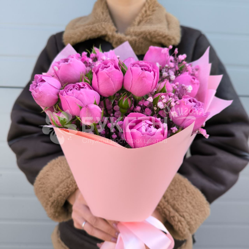 Букет из пионовидных роз и гипсофилы