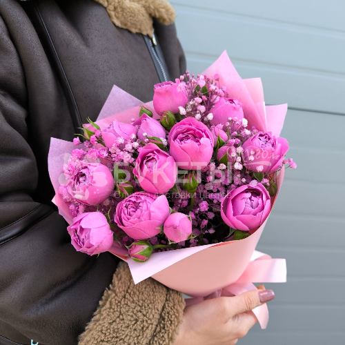 Букет из пионовидных роз и гипсофилы