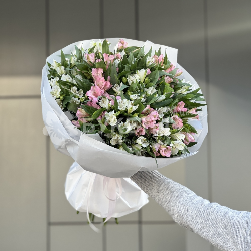 Букет из 25 белых и розовых альстромерий
