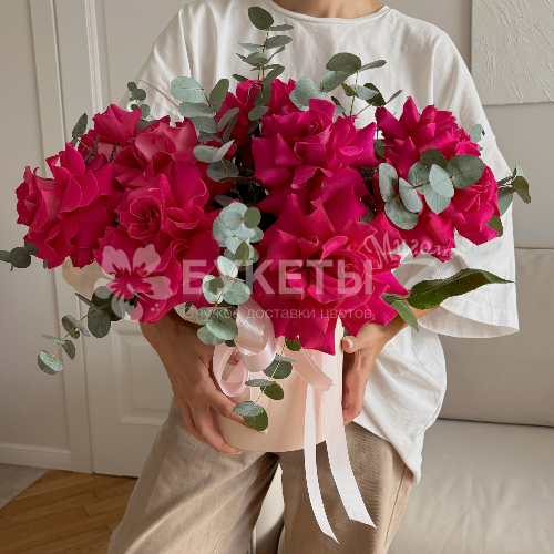 Яркие розовые французские розы в шляпной коробке