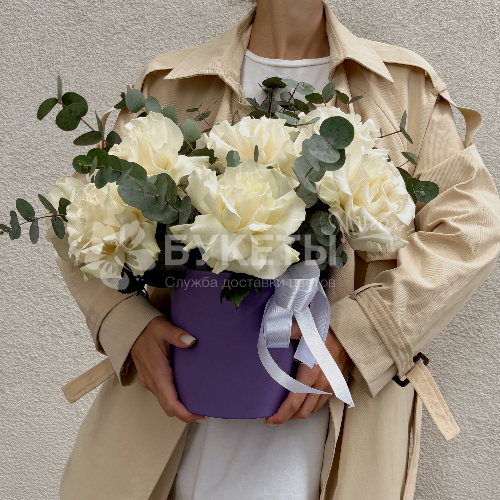 Белые французские розы с эвкалиптом в шляпной коробке