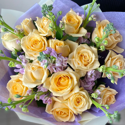 Букет из маттиолы и роз