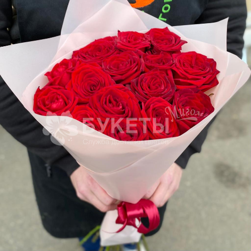 Букет из 15 красных роз "Ред Шарм"