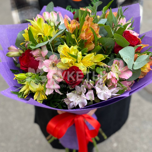 Букет из альстромерий и красных роз