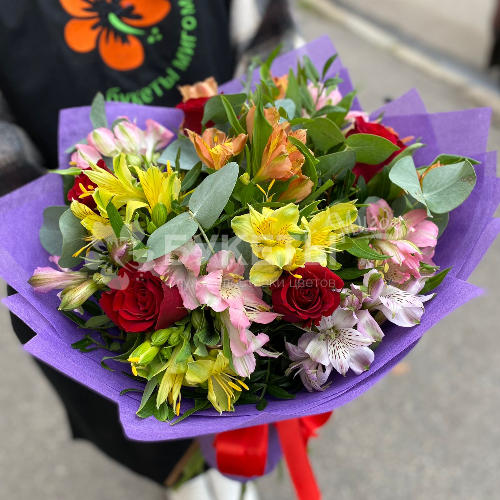 Букет из альстромерий и красных роз