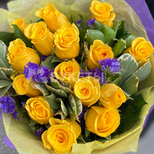 Букет из желтых роз и статицы