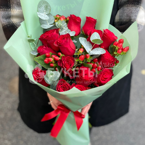 Букет из красных роз с хиперикумом