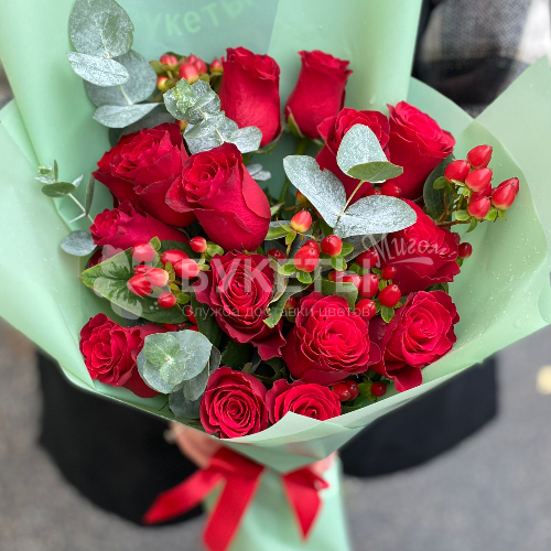 Букет из красных роз с хиперикумом