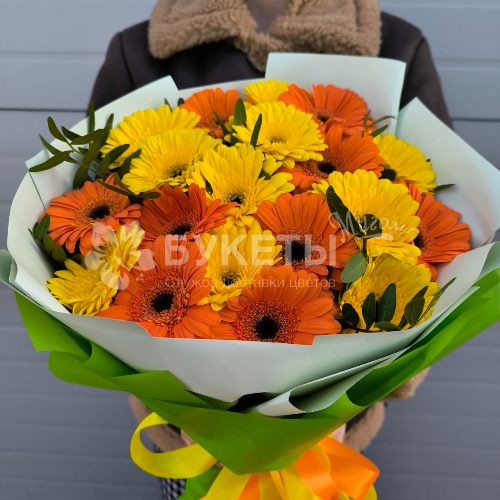 Букет из 19 желтых и оранжевых гербер "Медовый Рай"