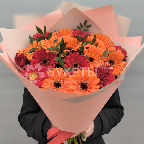 Букет из 19 оранжевых и красных гербер