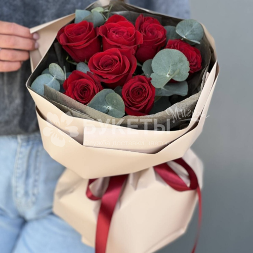 Букет из 7 красных роз Premium с эвкалиптом