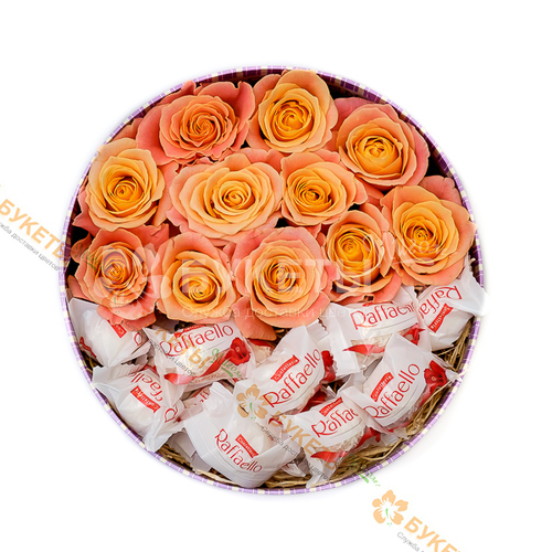 Розы Мисс Пигги и конфеты Raffaello в коробке