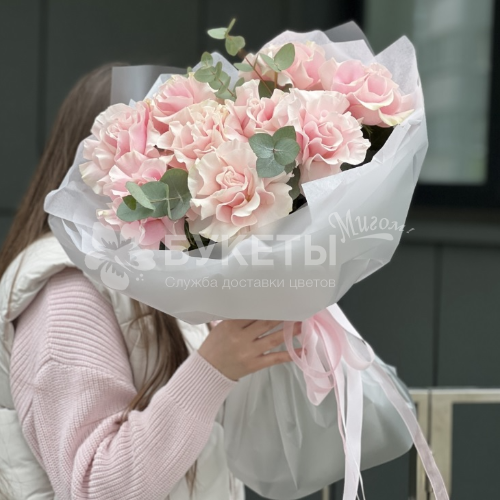 Букет из 9 нежных французских роз с эвкалиптом