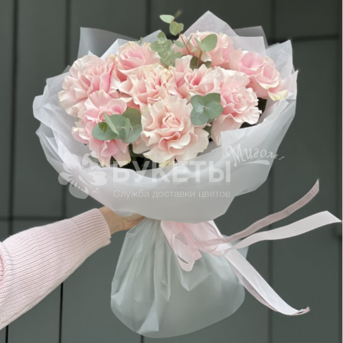Букет из 9 нежных французских роз с эвкалиптом