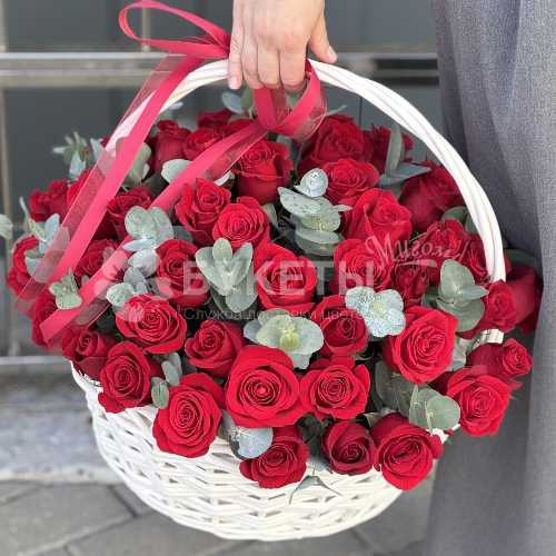 Корзина 51 красная роза "Царский подарок"