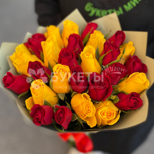 Букет из 25 желтых и красных роз "Кения"