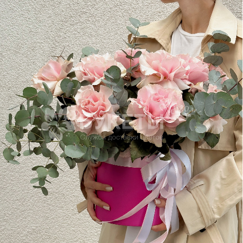 Нежные французские розы в шляпной коробке