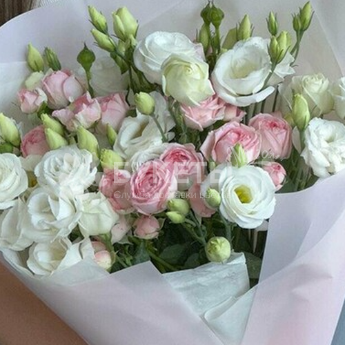 Букет из розовых кустовых роз и белого лизиантуса