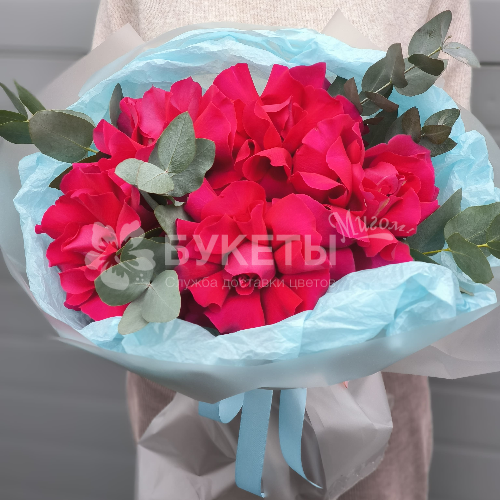 Букет из ярких розовых французских роз с эвкалиптом