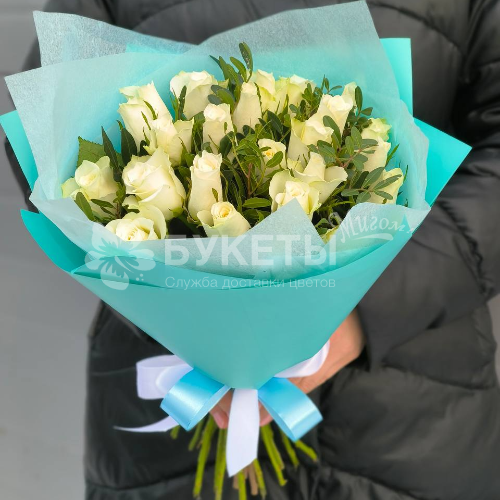 Букет из 19 белых роз "Кения" и фисташки