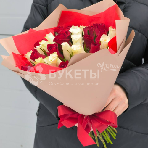Букет из 35 красных и белых роз "Кения"