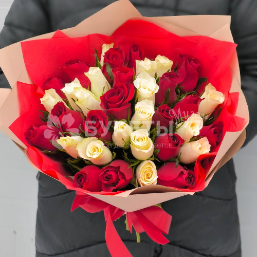 Букет из 35 красных и белых роз "Кения"