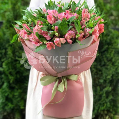 Букет из 25 розовых альстромерий