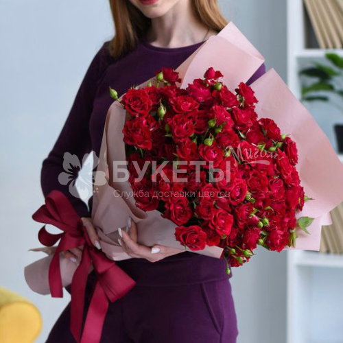Букет из 19 красных кустовых высоких роз