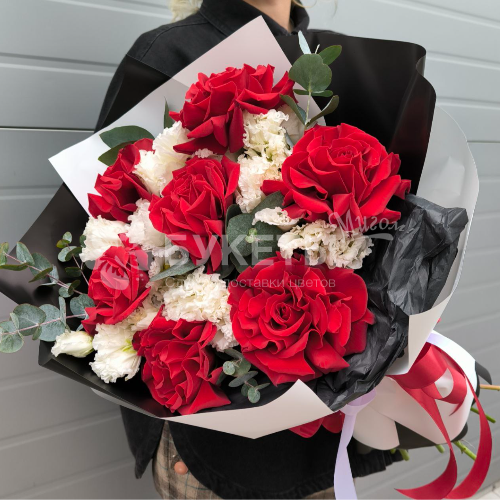 Букет из красных французских роз и белой эустомы