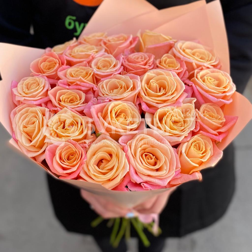 Букет из 25 коралловых роз "Мисс Пигги"