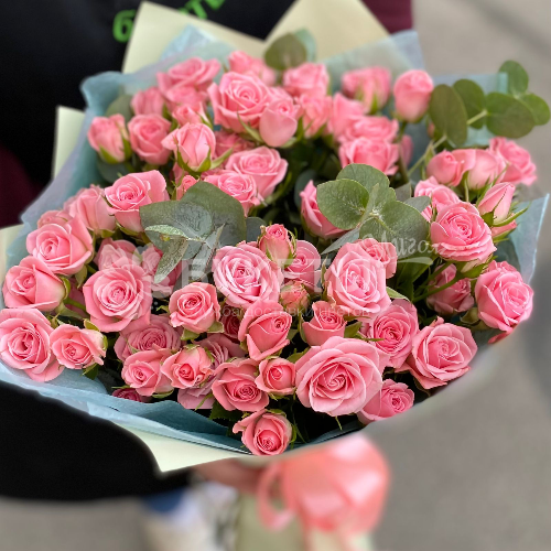 Букет из 15 кустовых роз 60 см с эвкалиптом