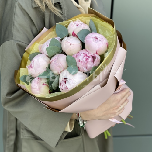 Букет из 9 розовых пионов и эвкалипта в нежной упаковке