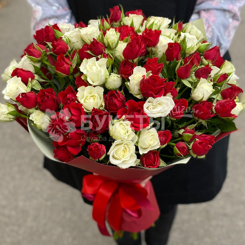 Букет из 35 белых и красных кустовых роз