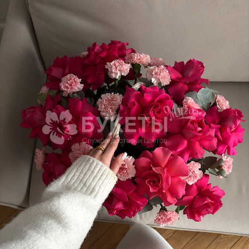 Розовые грезы в плетеной корзине