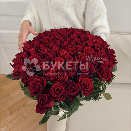 Корзина из 75 красных роз "Мадам Шарм"