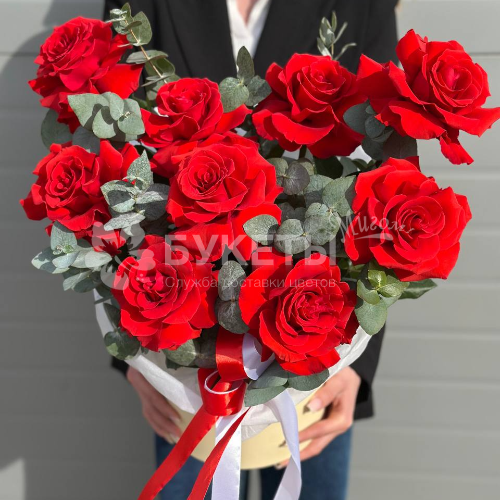 Красные французские розы с эвкалиптом в шляпной коробке