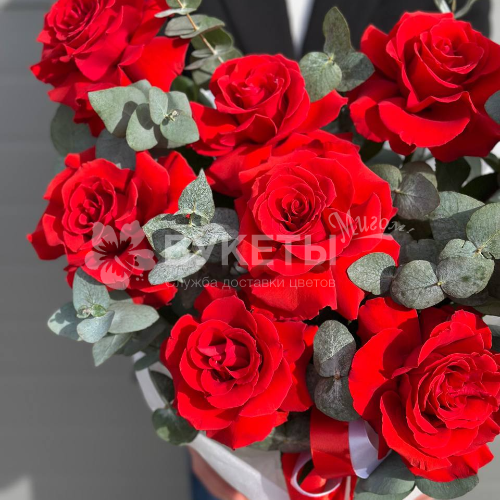 Красные французские розы с эвкалиптом в шляпной коробке