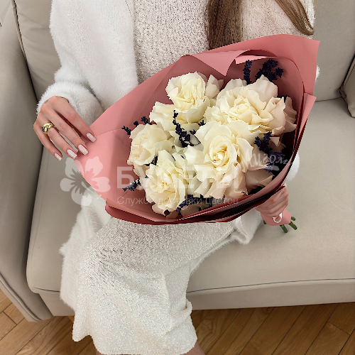 Букет "Лавандовый сон в белых розах"