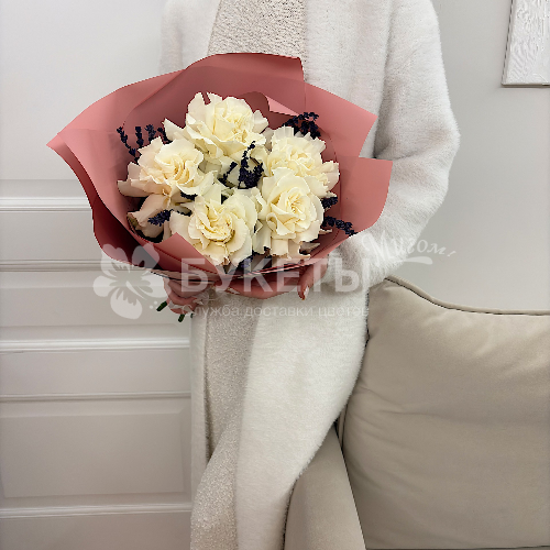 Букет "Лавандовый сон в белых розах"