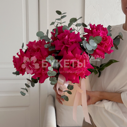 Яркие розовые французские розы в шляпной коробке