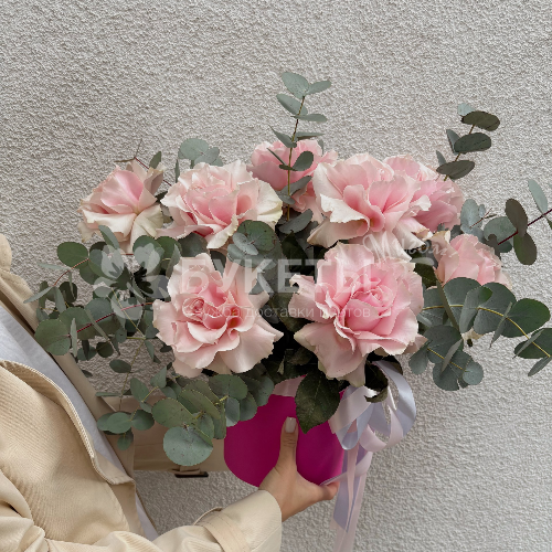 Нежные французские розы в шляпной коробке