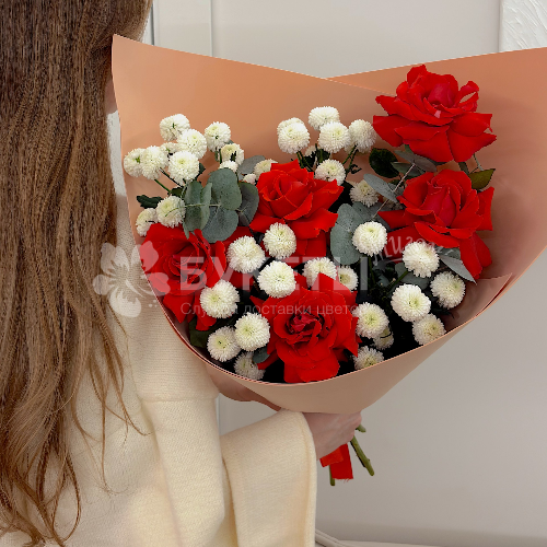 Букет из хризантемы Ньютон и французской розы