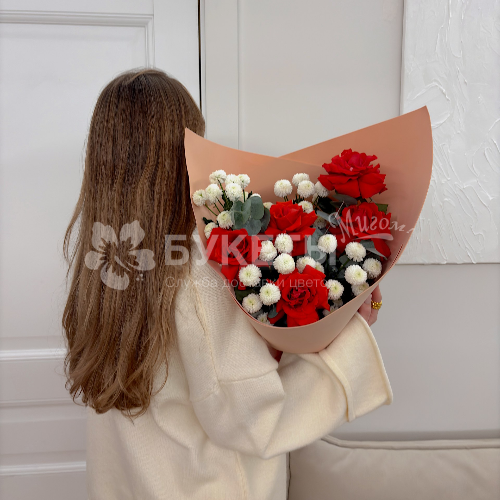 Букет из хризантемы Ньютон и французской розы