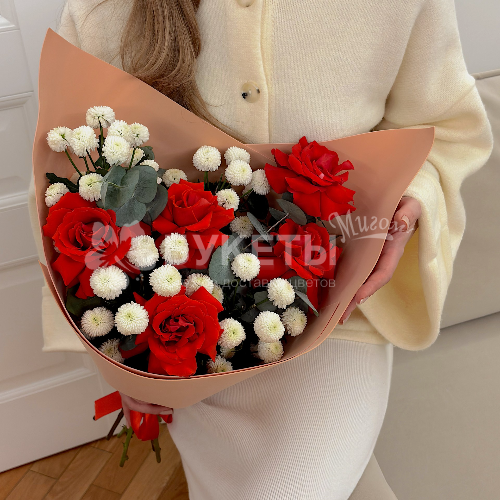 Букет из хризантемы Ньютон и французской розы