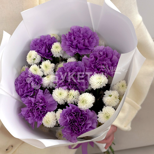 Букет из сиреневых диантусов и белых хризантем