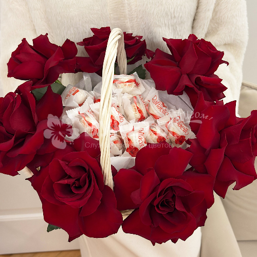 Французские розы и Raffaello в корзине