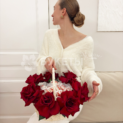 Французские розы и Raffaello в корзине