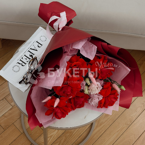 Букет из эустом и роз "Красавица"