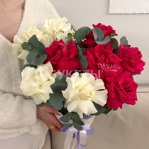 Розовые и белые французские розы в коробке