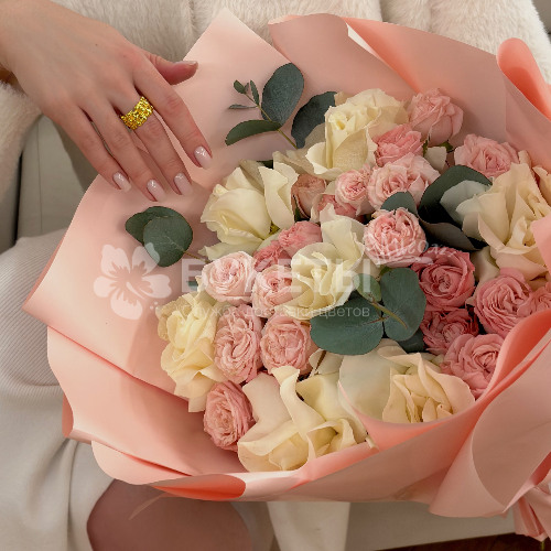 Нежный букет из французских и пионовидных роз